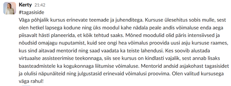Ekraanipilt eestikeelsest sotsiaalmeediapostitusest. Kasutaja "Kerty" jagab üksikasjalikku tagasisidet virtuaalassistendi baaskursuse kohta, kiites selle mooduleid, paindlikkust ja võimalust proovida erinevaid abivahendeid.